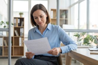 Femme d affaires concentrée dans un bureau moderne